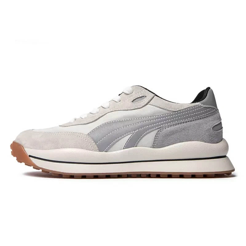 Weiße Retro-Laufschuhe: Forrest Gump Vibes für deine Füße! Stilvoll & bequem, inspiriert vom Arctic Fox. Mach dich bereit!